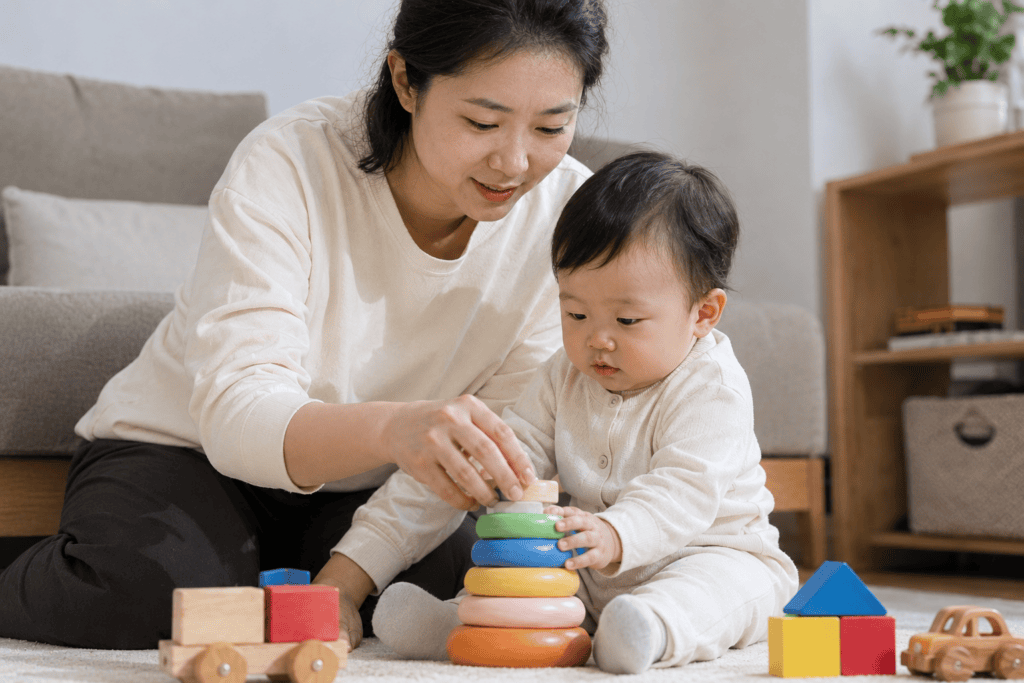 발달지연 아동과 함께 놀아주고 있는 엄마의 모습