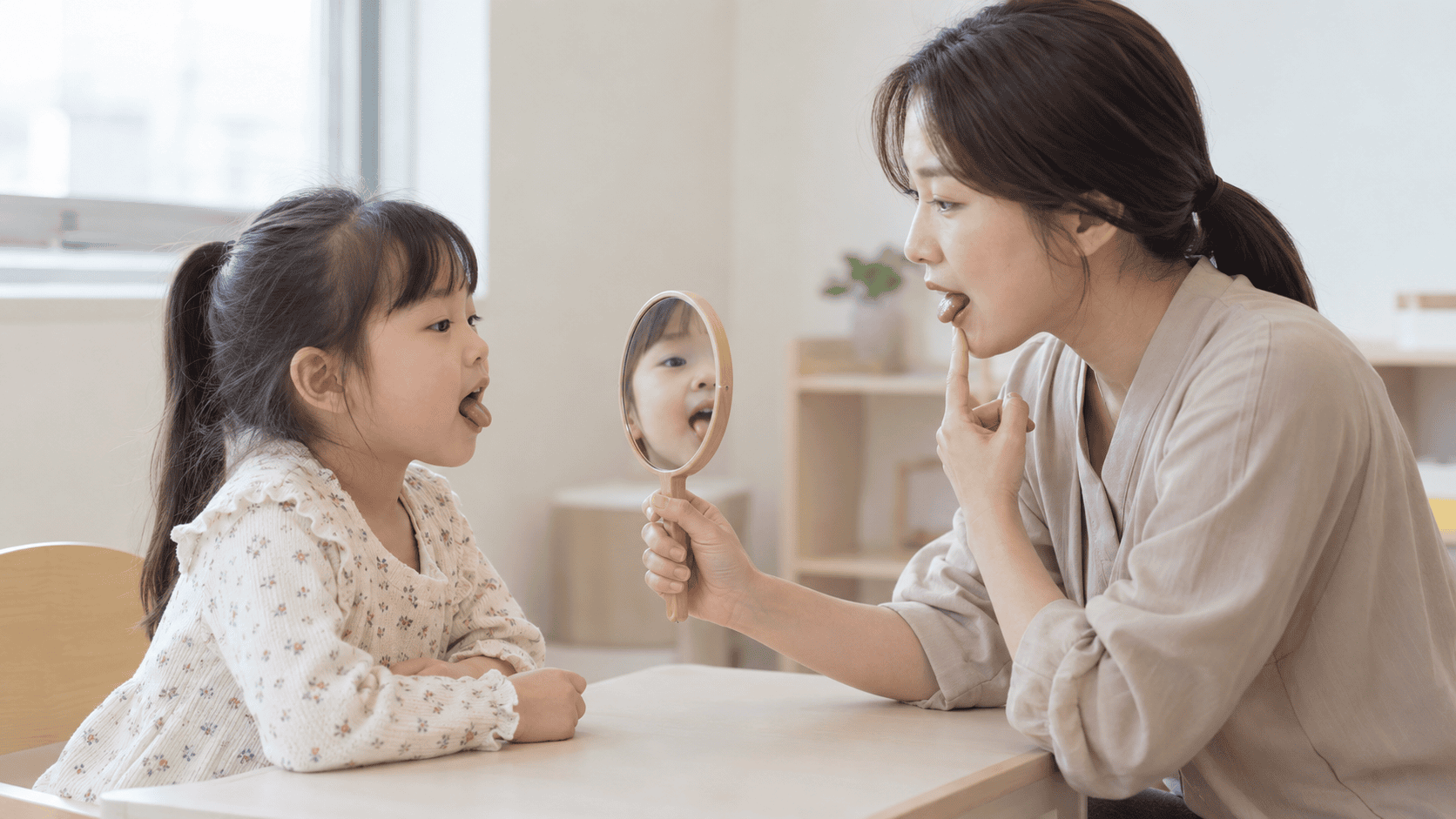 거울을 보며 입 모양과 소리 내기를 연습하는 아이와 치료사를 표현한 AI 이미지